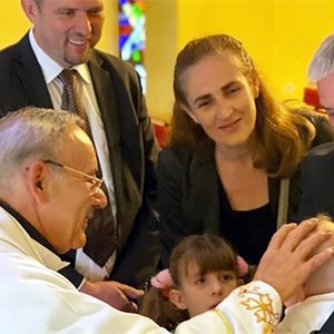 Župnik Mato Matić krstio šesto dijete obitelji Lončar u Župi BDM Žalosne - Špansko